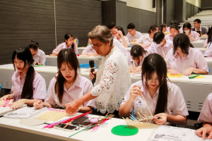 โรงเรียนสาธิต มรภ.เทพสตรี จัดโครงการ กินลม ชมเพลินกับลพบุรีศึกษา สืบสานภูมิปัญญาการทำพัดจักสานสู่นักเรียน