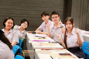 โรงเรียนสาธิต มรภ.เทพสตรี จัดโครงการ กินลม ชมเพลินกับลพบุรีศึกษา สืบสานภูมิปัญญาการทำพัดจักสานสู่นักเรียน