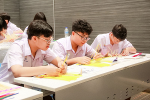 โรงเรียนสาธิต มรภ.เทพสตรี จัดโครงการ กินลม ชมเพลินกับลพบุรีศึกษา สืบสานภูมิปัญญาการทำพัดจักสานสู่นักเรียน