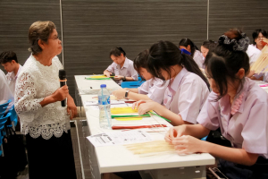 โรงเรียนสาธิต มรภ.เทพสตรี จัดโครงการ กินลม ชมเพลินกับลพบุรีศึกษา สืบสานภูมิปัญญาการทำพัดจักสานสู่นักเรียน