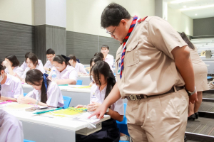 โรงเรียนสาธิต มรภ.เทพสตรี จัดโครงการ กินลม ชมเพลินกับลพบุรีศึกษา สืบสานภูมิปัญญาการทำพัดจักสานสู่นักเรียน