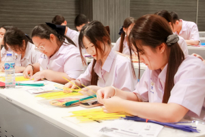 โรงเรียนสาธิต มรภ.เทพสตรี จัดโครงการ กินลม ชมเพลินกับลพบุรีศึกษา สืบสานภูมิปัญญาการทำพัดจักสานสู่นักเรียน