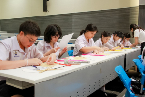 โรงเรียนสาธิต มรภ.เทพสตรี จัดโครงการ กินลม ชมเพลินกับลพบุรีศึกษา สืบสานภูมิปัญญาการทำพัดจักสานสู่นักเรียน