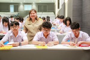 โรงเรียนสาธิต มรภ.เทพสตรี จัดโครงการ กินลม ชมเพลินกับลพบุรีศึกษา สืบสานภูมิปัญญาการทำพัดจักสานสู่นักเรียน