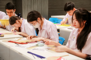 โรงเรียนสาธิต มรภ.เทพสตรี จัดโครงการ กินลม ชมเพลินกับลพบุรีศึกษา สืบสานภูมิปัญญาการทำพัดจักสานสู่นักเรียน