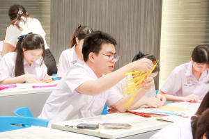 โรงเรียนสาธิต มรภ.เทพสตรี จัดโครงการ กินลม ชมเพลินกับลพบุรีศึกษา สืบสานภูมิปัญญาการทำพัดจักสานสู่นักเรียน