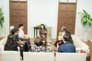 คณบดี และ ผอ.สำนัก สถาบัน ร่วมแสดงมุทิตาคารวะ อธิการบดี มรภ.เทพสตรี ในโอกาสที่อธิการบดีครบวาระการดำรงตำแหน่ง