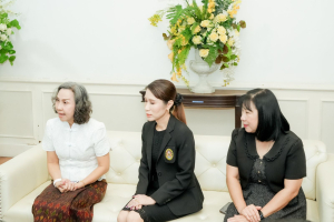 คณบดี และ ผอ.สำนัก สถาบัน ร่วมแสดงมุทิตาคารวะ อธิการบดี มรภ.เทพสตรี ในโอกาสที่อธิการบดีครบวาระการดำรงตำแหน่ง
