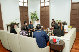 คณบดี และ ผอ.สำนัก สถาบัน ร่วมแสดงมุทิตาคารวะ อธิการบดี มรภ.เทพสตรี ในโอกาสที่อธิการบดีครบวาระการดำรงตำแหน่ง