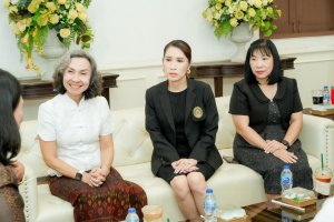 คณบดี และ ผอ.สำนัก สถาบัน ร่วมแสดงมุทิตาคารวะ อธิการบดี มรภ.เทพสตรี ในโอกาสที่อธิการบดีครบวาระการดำรงตำแหน่ง
