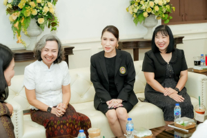 คณบดี และ ผอ.สำนัก สถาบัน ร่วมแสดงมุทิตาคารวะ อธิการบดี มรภ.เทพสตรี ในโอกาสที่อธิการบดีครบวาระการดำรงตำแหน่ง