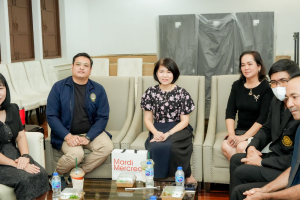 คณบดี และ ผอ.สำนัก สถาบัน ร่วมแสดงมุทิตาคารวะ อธิการบดี มรภ.เทพสตรี ในโอกาสที่อธิการบดีครบวาระการดำรงตำแหน่ง