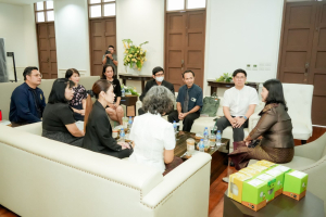คณบดี และ ผอ.สำนัก สถาบัน ร่วมแสดงมุทิตาคารวะ อธิการบดี มรภ.เทพสตรี ในโอกาสที่อธิการบดีครบวาระการดำรงตำแหน่ง