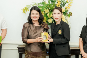คณบดี และ ผอ.สำนัก สถาบัน ร่วมแสดงมุทิตาคารวะ อธิการบดี มรภ.เทพสตรี ในโอกาสที่อธิการบดีครบวาระการดำรงตำแหน่ง