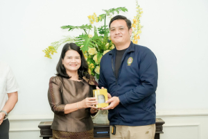 คณบดี และ ผอ.สำนัก สถาบัน ร่วมแสดงมุทิตาคารวะ อธิการบดี มรภ.เทพสตรี ในโอกาสที่อธิการบดีครบวาระการดำรงตำแหน่ง