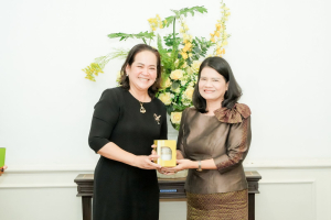 คณบดี และ ผอ.สำนัก สถาบัน ร่วมแสดงมุทิตาคารวะ อธิการบดี มรภ.เทพสตรี ในโอกาสที่อธิการบดีครบวาระการดำรงตำแหน่ง