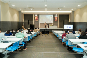 มรภ.เทพสตรี เปิดเวทีแสดงวิสัยทัศน์ของผู้มีสิทธิเข้ารับการสรรหาให้ดำรงตำแหน่งอธิการบดีมหาวิทยาลัยราชภัฏเทพสตรี