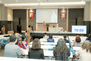 มรภ.เทพสตรี เปิดเวทีแสดงวิสัยทัศน์ของผู้มีสิทธิเข้ารับการสรรหาให้ดำรงตำแหน่งอธิการบดีมหาวิทยาลัยราชภัฏเทพสตรี