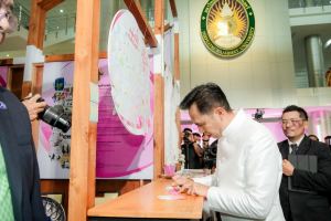 คณะมนุษยศาสตร์ฯ มรภ.เทพสตรี ร่วมกับภาคีเครือข่าย ขับเคลื่อนสังคมสูงวัย เปิดงาน มหกรรมพลังวัยเก๋า 3 บุรี สานพลัง 14 ภาคีเครือข่ายลงนาม MOU หนุนลพบุรีเมืองแห่งความสุข