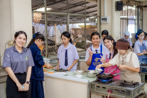 ศูนย์ภาษา สบจ. มรภ.เทพสตรี ร่วมกับ KOICA จัดกิจกรรม เรียนรู้วัฒนธรรมเกาหลีผ่านการทำคิมบับ มุ่งเปิดประสบการณ์เรียนรู้เชิงวัฒนธรรมให้นักเรียนโรงเรียนสาธิตฯ
