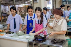 ศูนย์ภาษา สบจ. มรภ.เทพสตรี ร่วมกับ KOICA จัดกิจกรรม เรียนรู้วัฒนธรรมเกาหลีผ่านการทำคิมบับ มุ่งเปิดประสบการณ์เรียนรู้เชิงวัฒนธรรมให้นักเรียนโรงเรียนสาธิตฯ