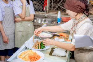 ศูนย์ภาษา สบจ. มรภ.เทพสตรี ร่วมกับ KOICA จัดกิจกรรม เรียนรู้วัฒนธรรมเกาหลีผ่านการทำคิมบับ มุ่งเปิดประสบการณ์เรียนรู้เชิงวัฒนธรรมให้นักเรียนโรงเรียนสาธิตฯ