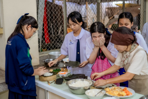 ศูนย์ภาษา สบจ. มรภ.เทพสตรี ร่วมกับ KOICA จัดกิจกรรม เรียนรู้วัฒนธรรมเกาหลีผ่านการทำคิมบับ มุ่งเปิดประสบการณ์เรียนรู้เชิงวัฒนธรรมให้นักเรียนโรงเรียนสาธิตฯ