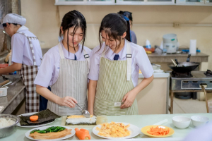 ศูนย์ภาษา สบจ. มรภ.เทพสตรี ร่วมกับ KOICA จัดกิจกรรม เรียนรู้วัฒนธรรมเกาหลีผ่านการทำคิมบับ มุ่งเปิดประสบการณ์เรียนรู้เชิงวัฒนธรรมให้นักเรียนโรงเรียนสาธิตฯ