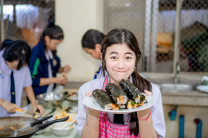 ศูนย์ภาษา สบจ. มรภ.เทพสตรี ร่วมกับ KOICA จัดกิจกรรม เรียนรู้วัฒนธรรมเกาหลีผ่านการทำคิมบับ มุ่งเปิดประสบการณ์เรียนรู้เชิงวัฒนธรรมให้นักเรียนโรงเรียนสาธิตฯ