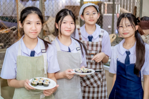ศูนย์ภาษา สบจ. มรภ.เทพสตรี ร่วมกับ KOICA จัดกิจกรรม เรียนรู้วัฒนธรรมเกาหลีผ่านการทำคิมบับ มุ่งเปิดประสบการณ์เรียนรู้เชิงวัฒนธรรมให้นักเรียนโรงเรียนสาธิตฯ