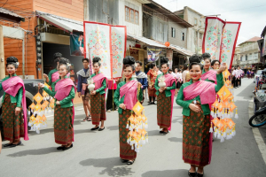 มรภ.เทพสตรี โดย คณะมนุษยศาสตร์ฯ ร่วมกับภาคีเครือข่าย จัดโครงการศิลปวัฒนธรรมสร้างสรรค์ ฟื้นฟู ประเพณีตักบาตรดอกไม้ วัดมณีชลขัณฑ์