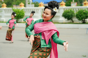 มรภ.เทพสตรี โดย คณะมนุษยศาสตร์ฯ ร่วมกับภาคีเครือข่าย จัดโครงการศิลปวัฒนธรรมสร้างสรรค์ ฟื้นฟู ประเพณีตักบาตรดอกไม้ วัดมณีชลขัณฑ์