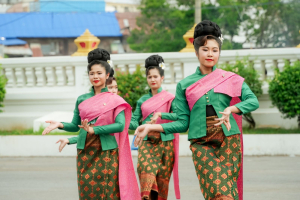 มรภ.เทพสตรี โดย คณะมนุษยศาสตร์ฯ ร่วมกับภาคีเครือข่าย จัดโครงการศิลปวัฒนธรรมสร้างสรรค์ ฟื้นฟู ประเพณีตักบาตรดอกไม้ วัดมณีชลขัณฑ์