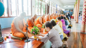 มรภ.เทพสตรี โดย คณะมนุษยศาสตร์ฯ ร่วมกับภาคีเครือข่าย จัดโครงการศิลปวัฒนธรรมสร้างสรรค์ ฟื้นฟู ประเพณีตักบาตรดอกไม้ วัดมณีชลขัณฑ์