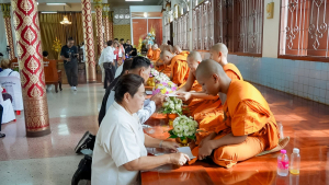มรภ.เทพสตรี โดย คณะมนุษยศาสตร์ฯ ร่วมกับภาคีเครือข่าย จัดโครงการศิลปวัฒนธรรมสร้างสรรค์ ฟื้นฟู ประเพณีตักบาตรดอกไม้ วัดมณีชลขัณฑ์