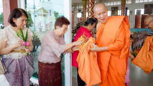 มรภ.เทพสตรี โดย คณะมนุษยศาสตร์ฯ ร่วมกับภาคีเครือข่าย จัดโครงการศิลปวัฒนธรรมสร้างสรรค์ ฟื้นฟู ประเพณีตักบาตรดอกไม้ วัดมณีชลขัณฑ์