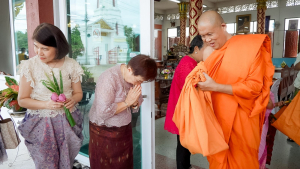 มรภ.เทพสตรี โดย คณะมนุษยศาสตร์ฯ ร่วมกับภาคีเครือข่าย จัดโครงการศิลปวัฒนธรรมสร้างสรรค์ ฟื้นฟู ประเพณีตักบาตรดอกไม้ วัดมณีชลขัณฑ์
