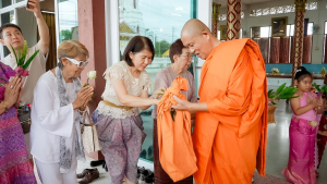 มรภ.เทพสตรี โดย คณะมนุษยศาสตร์ฯ ร่วมกับภาคีเครือข่าย จัดโครงการศิลปวัฒนธรรมสร้างสรรค์ ฟื้นฟู ประเพณีตักบาตรดอกไม้ วัดมณีชลขัณฑ์