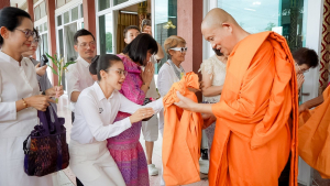 มรภ.เทพสตรี โดย คณะมนุษยศาสตร์ฯ ร่วมกับภาคีเครือข่าย จัดโครงการศิลปวัฒนธรรมสร้างสรรค์ ฟื้นฟู ประเพณีตักบาตรดอกไม้ วัดมณีชลขัณฑ์