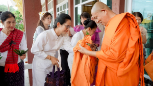 มรภ.เทพสตรี โดย คณะมนุษยศาสตร์ฯ ร่วมกับภาคีเครือข่าย จัดโครงการศิลปวัฒนธรรมสร้างสรรค์ ฟื้นฟู ประเพณีตักบาตรดอกไม้ วัดมณีชลขัณฑ์