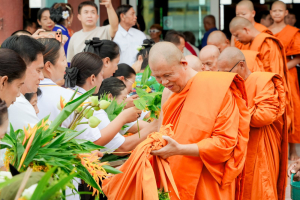 มรภ.เทพสตรี โดย คณะมนุษยศาสตร์ฯ ร่วมกับภาคีเครือข่าย จัดโครงการศิลปวัฒนธรรมสร้างสรรค์ ฟื้นฟู ประเพณีตักบาตรดอกไม้ วัดมณีชลขัณฑ์