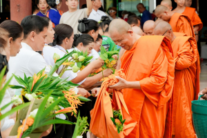 มรภ.เทพสตรี โดย คณะมนุษยศาสตร์ฯ ร่วมกับภาคีเครือข่าย จัดโครงการศิลปวัฒนธรรมสร้างสรรค์ ฟื้นฟู ประเพณีตักบาตรดอกไม้ วัดมณีชลขัณฑ์