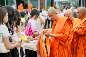 มรภ.เทพสตรี โดย คณะมนุษยศาสตร์ฯ ร่วมกับภาคีเครือข่าย จัดโครงการศิลปวัฒนธรรมสร้างสรรค์ ฟื้นฟู ประเพณีตักบาตรดอกไม้ วัดมณีชลขัณฑ์