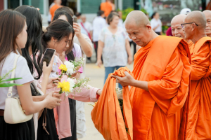 มรภ.เทพสตรี โดย คณะมนุษยศาสตร์ฯ ร่วมกับภาคีเครือข่าย จัดโครงการศิลปวัฒนธรรมสร้างสรรค์ ฟื้นฟู ประเพณีตักบาตรดอกไม้ วัดมณีชลขัณฑ์