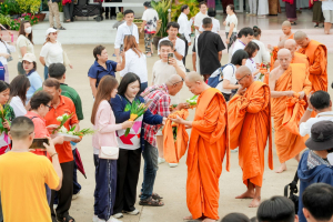 มรภ.เทพสตรี โดย คณะมนุษยศาสตร์ฯ ร่วมกับภาคีเครือข่าย จัดโครงการศิลปวัฒนธรรมสร้างสรรค์ ฟื้นฟู ประเพณีตักบาตรดอกไม้ วัดมณีชลขัณฑ์