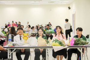 คณะมนุษยศาสตร์ฯ มรภ.เทพสตรี จัดประกวดจัดพานและแจกันดอกไม้ หนุนนักศึกษาร่วมสืบสาน ประเพณีตักบาตรดอกไม้ วัดมณีชลขัณฑ์