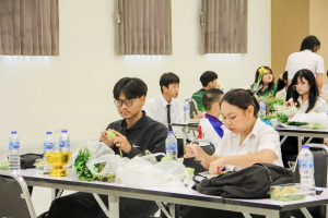 คณะมนุษยศาสตร์ฯ มรภ.เทพสตรี จัดประกวดจัดพานและแจกันดอกไม้ หนุนนักศึกษาร่วมสืบสาน ประเพณีตักบาตรดอกไม้ วัดมณีชลขัณฑ์