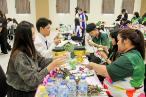 คณะมนุษยศาสตร์ฯ มรภ.เทพสตรี จัดประกวดจัดพานและแจกันดอกไม้ หนุนนักศึกษาร่วมสืบสาน ประเพณีตักบาตรดอกไม้ วัดมณีชลขัณฑ์