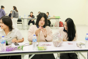 คณะมนุษยศาสตร์ฯ มรภ.เทพสตรี จัดประกวดจัดพานและแจกันดอกไม้ หนุนนักศึกษาร่วมสืบสาน ประเพณีตักบาตรดอกไม้ วัดมณีชลขัณฑ์