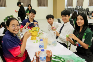 คณะมนุษยศาสตร์ฯ มรภ.เทพสตรี จัดประกวดจัดพานและแจกันดอกไม้ หนุนนักศึกษาร่วมสืบสาน ประเพณีตักบาตรดอกไม้ วัดมณีชลขัณฑ์